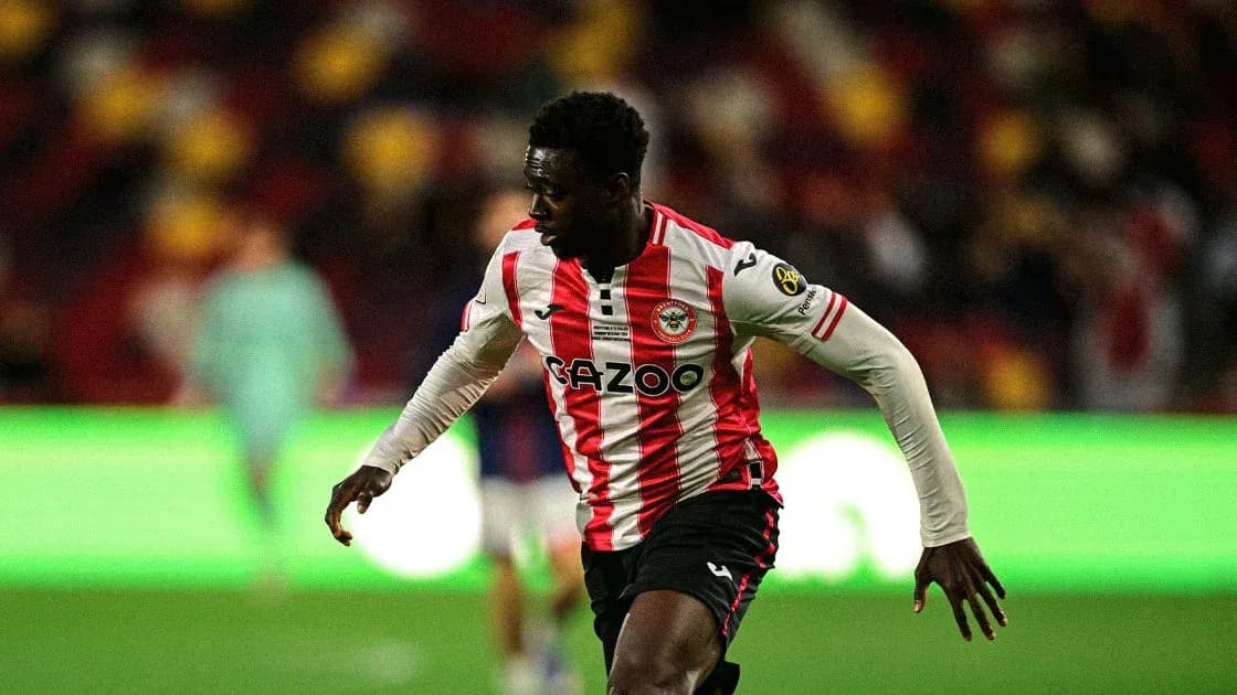 Jugador de Brentford corriendo en el campo de juego