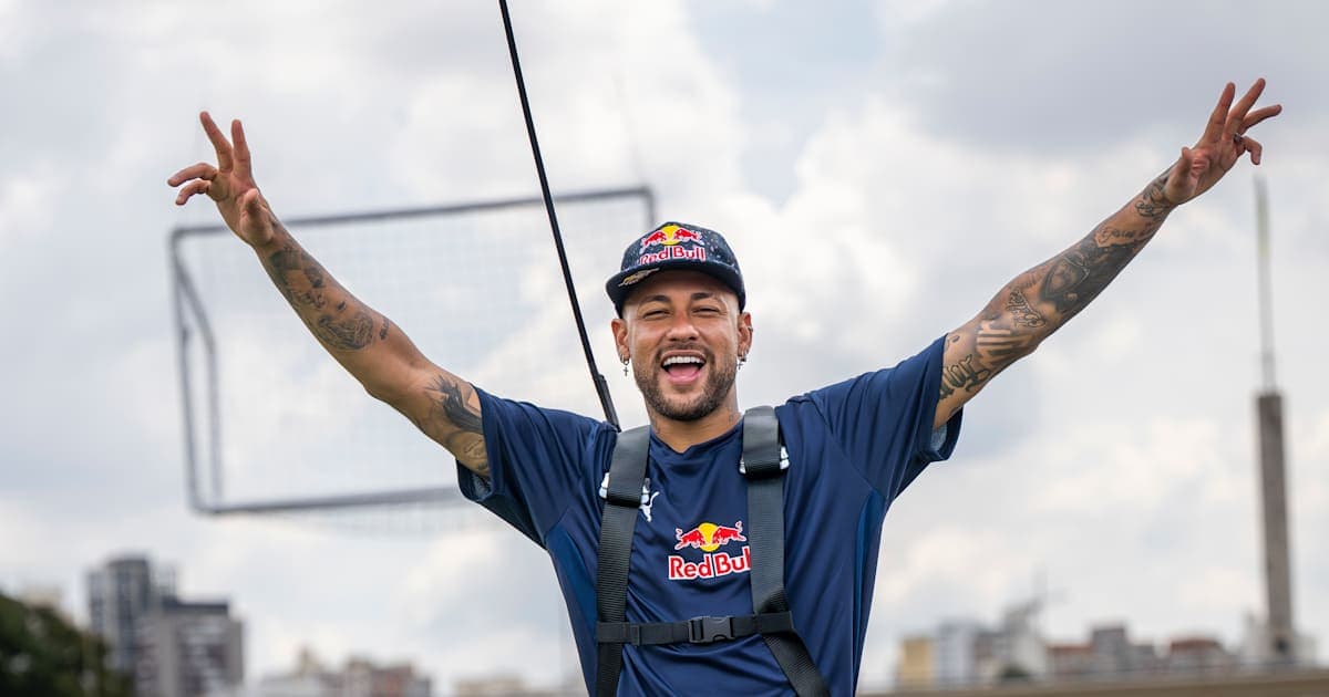 Neymar sonriendo con brazos levantados en evento