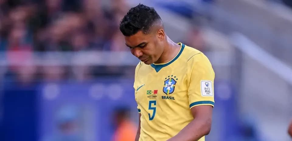 Jugador de Brasil caminando cabizbajo en el campo