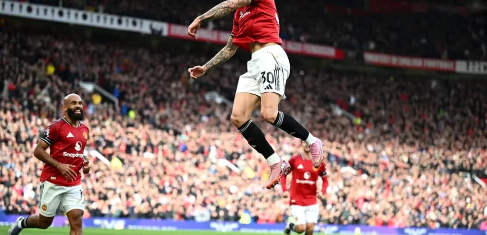 Jugador de Manchester United celebra un gol