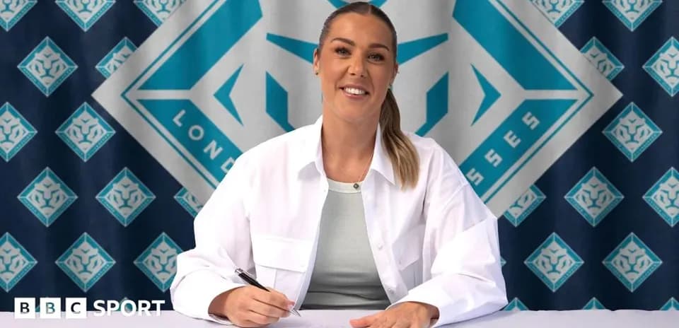 Jugadora firmando contrato en mesa de prensa