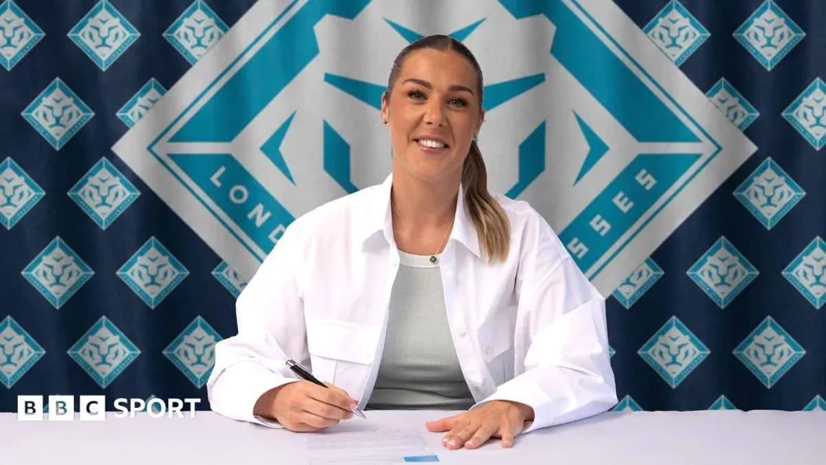 Jugadora firmando contrato en mesa de prensa