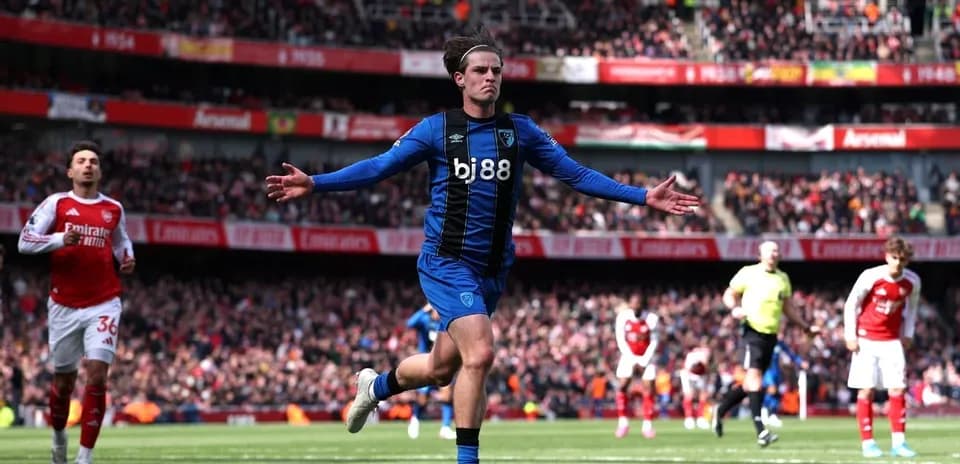 Jugador de Bournemouth celebrando un gol en Arsenal