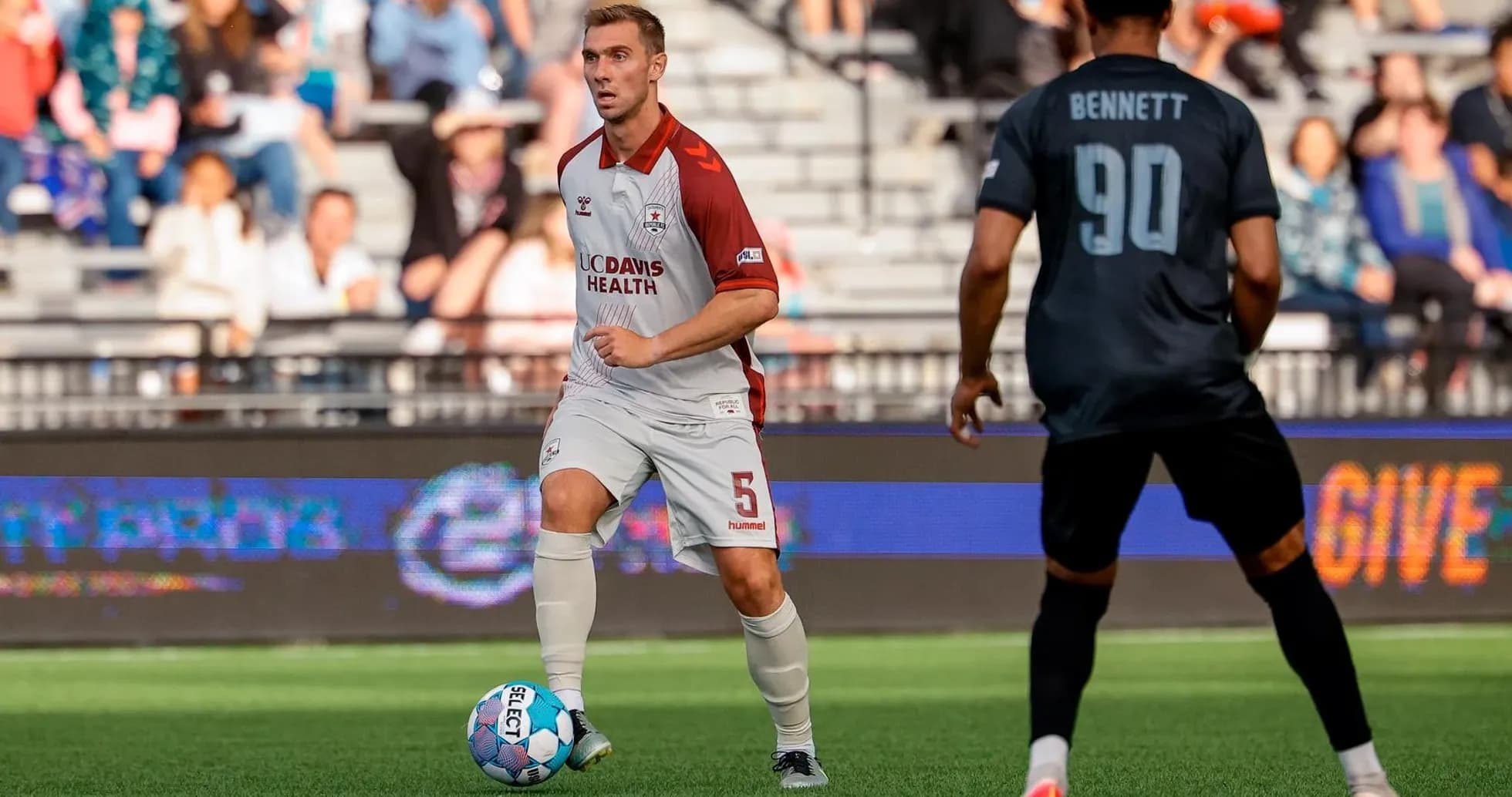 Jugador de Colorado Springs con el balón