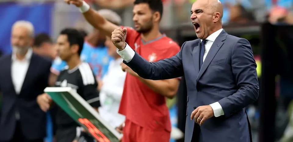 Entrenador animando desde la banda durante el partido
