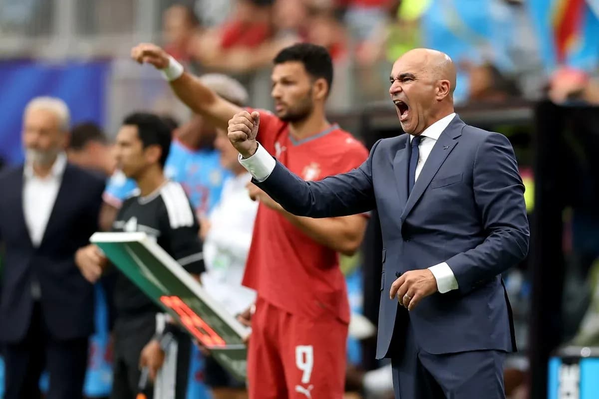 Entrenador animando desde la banda durante el partido
