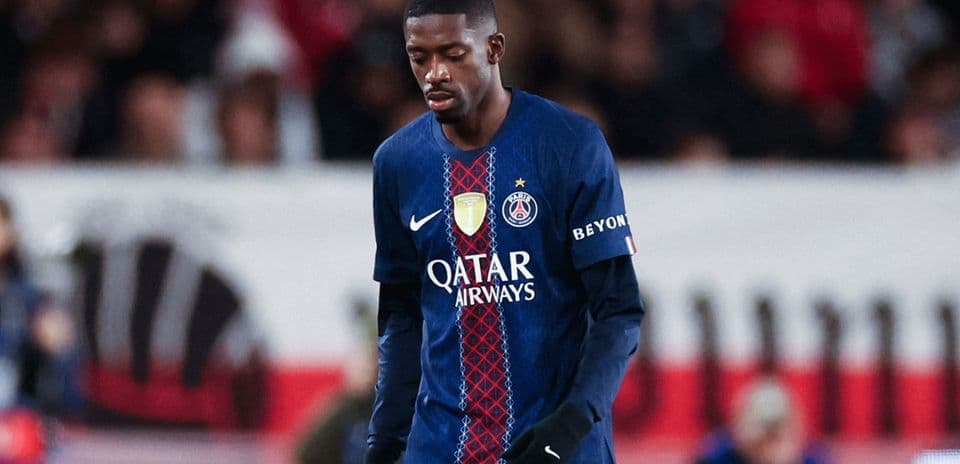 Jugador del PSG caminando con la cabeza agachada