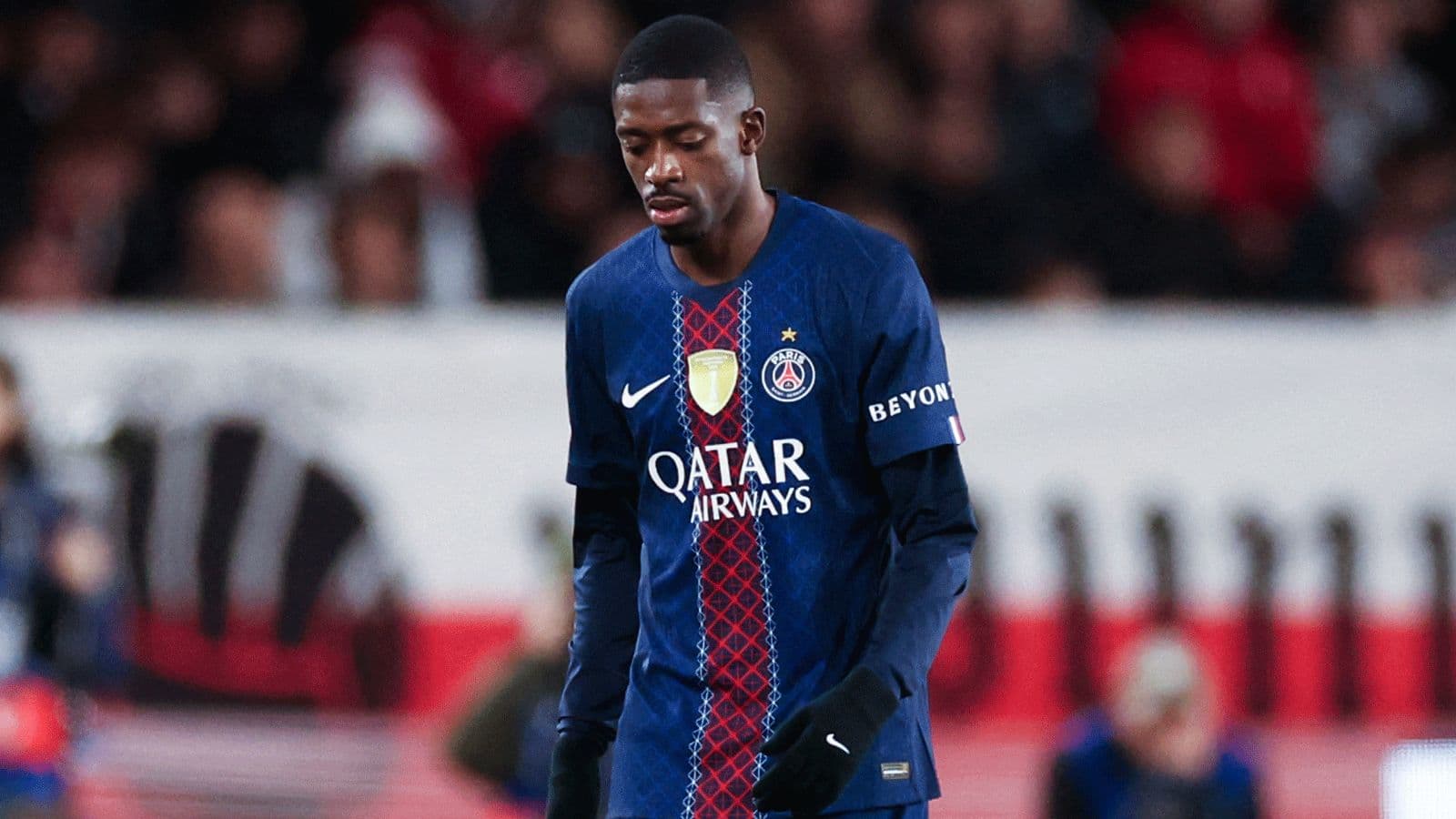 Jugador del PSG caminando con la cabeza agachada