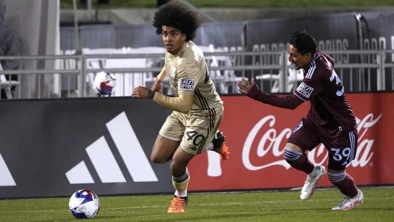 Jugador de Portland Timbers II corre con el balón