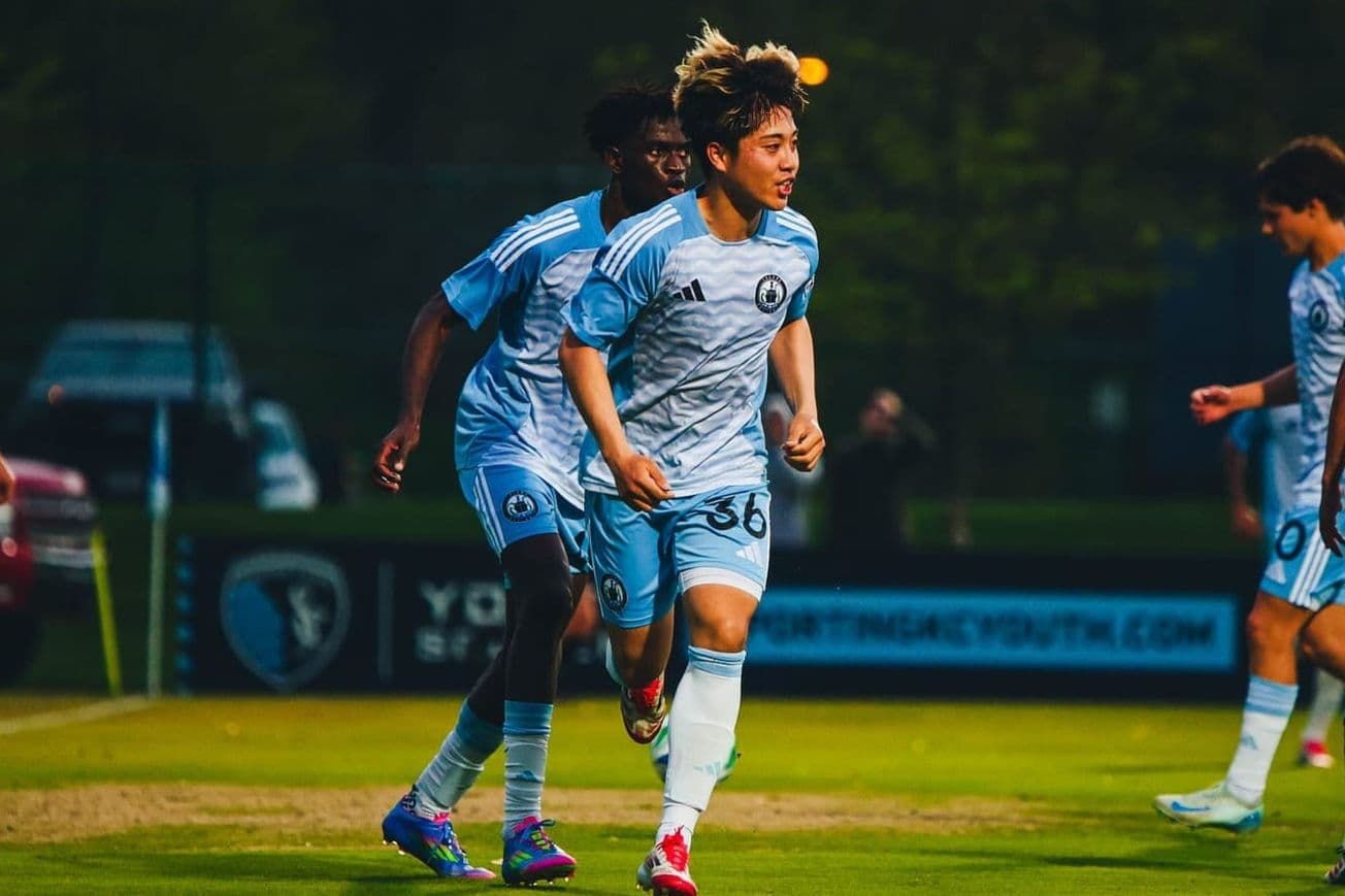 Jugador corriendo durante el partido de fútbol