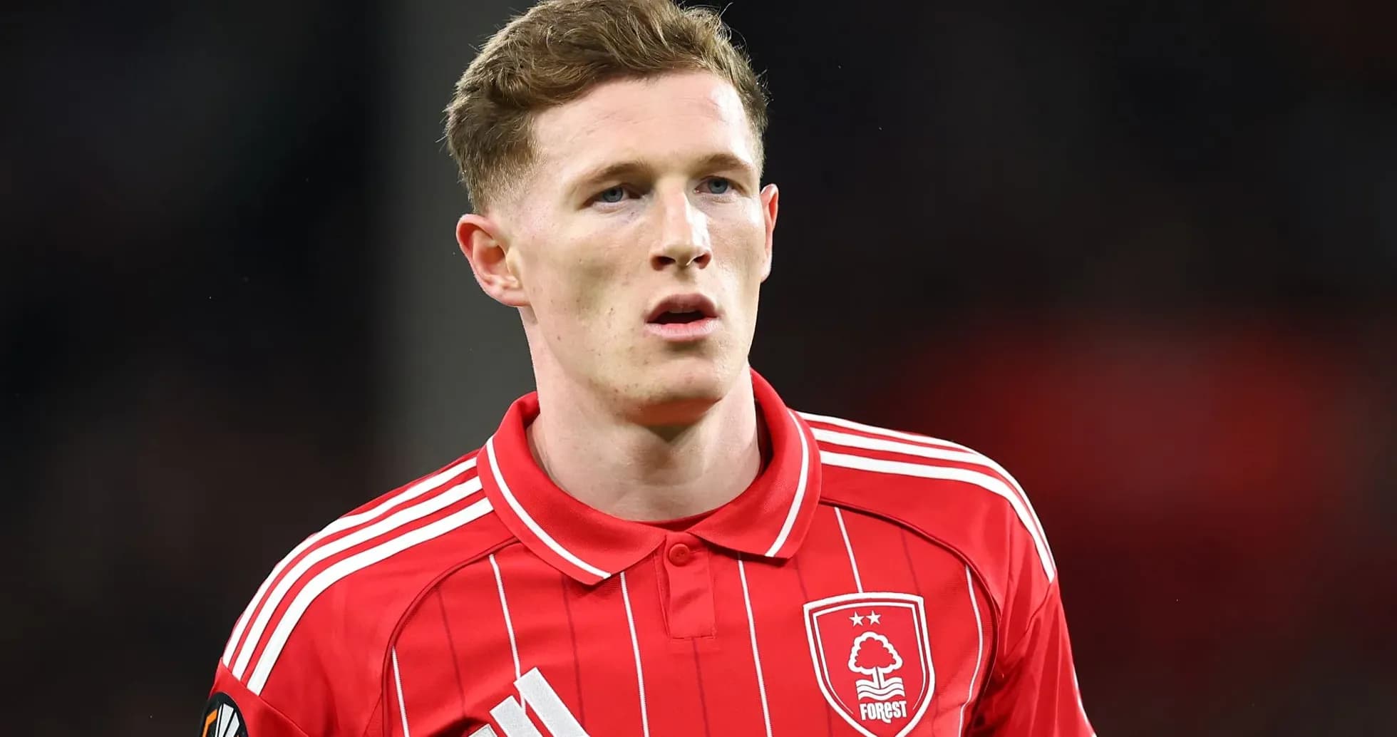 Jugador de Nottingham Forest en camiseta roja