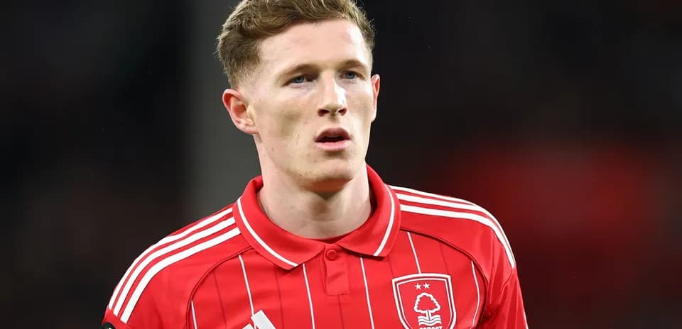 Jugador de Nottingham Forest en camiseta roja