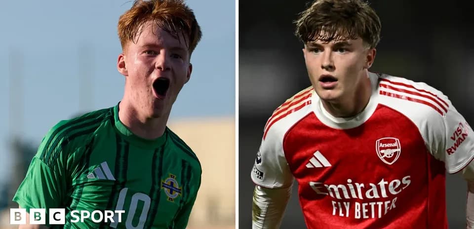 Dos jugadores de fútbol en acción, uno con uniforme verde y otro rojo