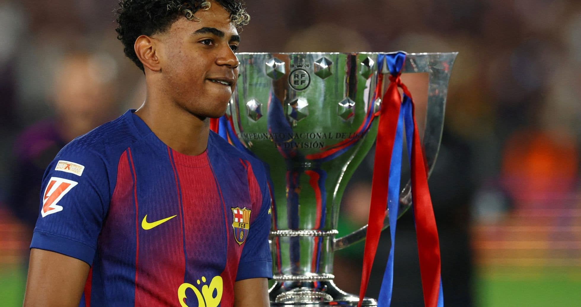 Jugador del Barcelona posando con el trofeo