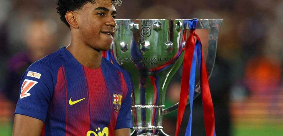 Jugador del Barcelona posando con el trofeo