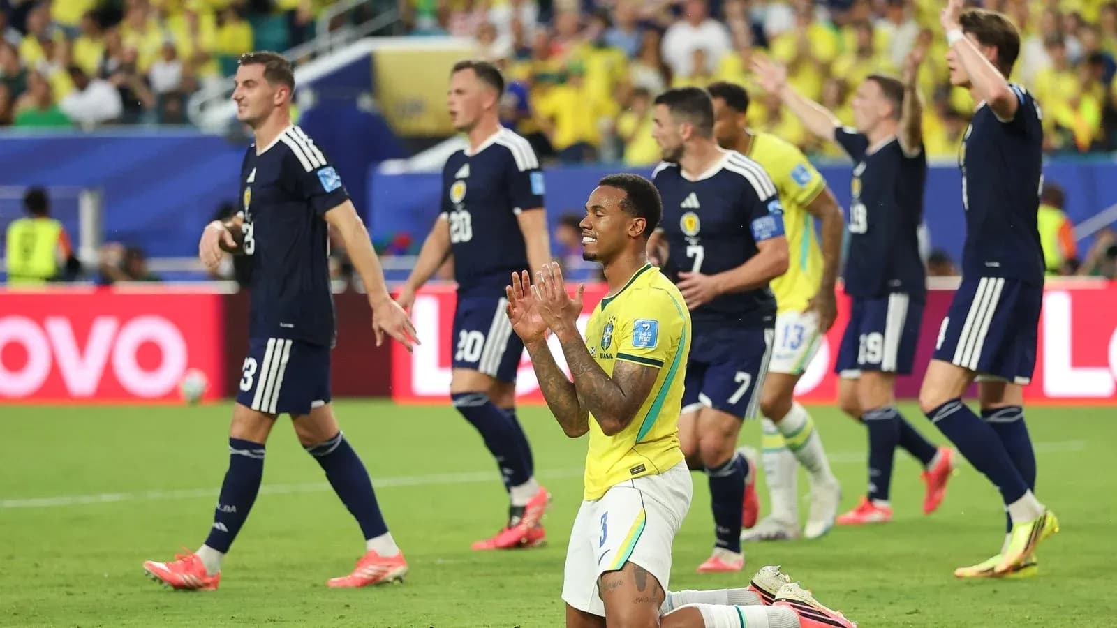 Jugadores de Brasil y Escocia en el partido