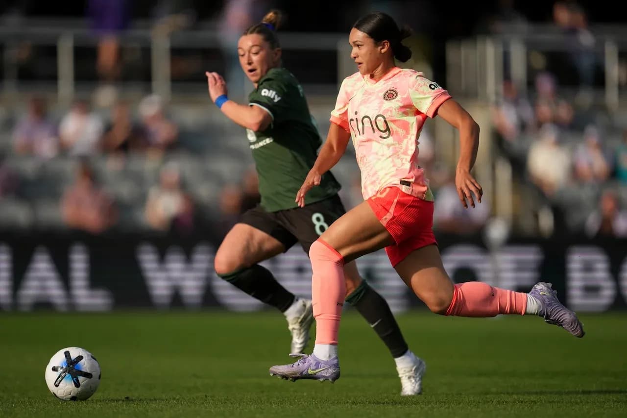 Jugadora de Portland Thorns W corriendo con el balón