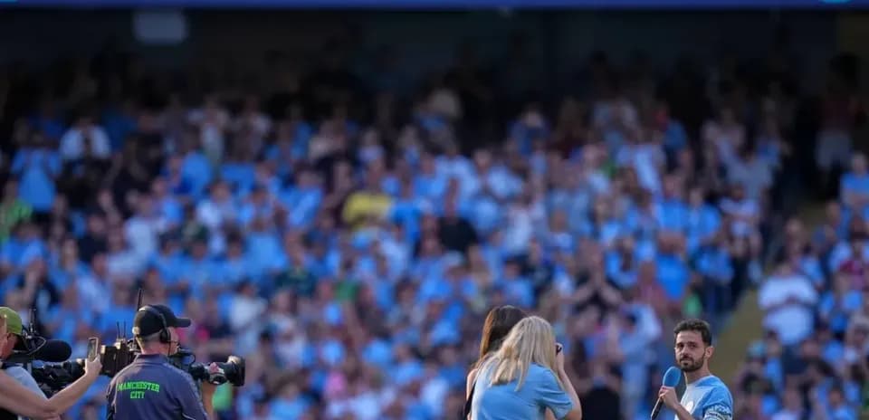 Bernardo Silva agradecido por aficionados en el estadio