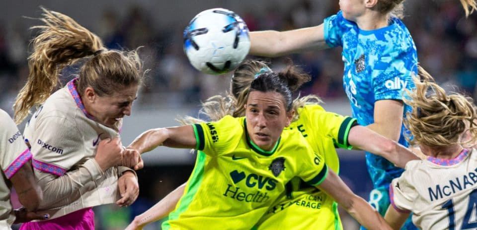 Jugadora del Houston Dash intenta cabecear el balón