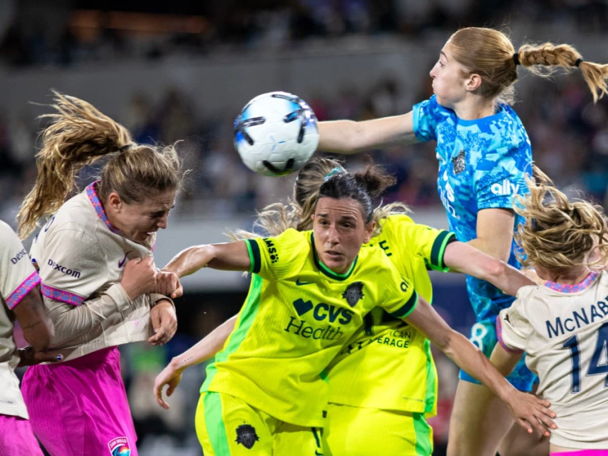 Jugadora del Houston Dash intenta cabecear el balón