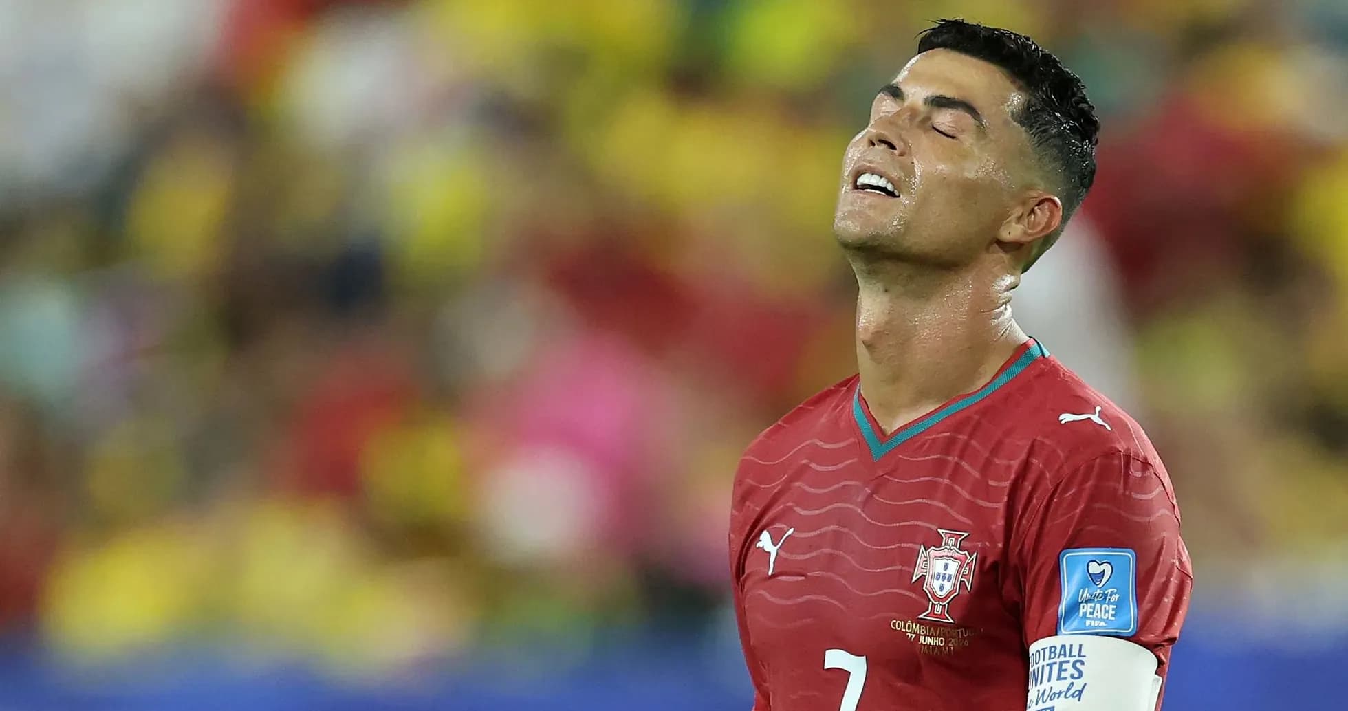Jugador de Portugal con camiseta roja en el campo