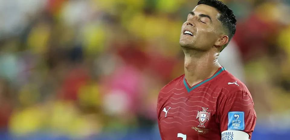 Jugador de Portugal con camiseta roja en el campo