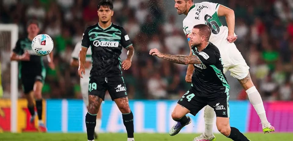 Jugadores compitiendo por el balón en partido