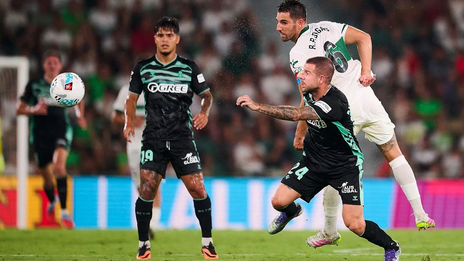 Jugadores compitiendo por el balón en partido
