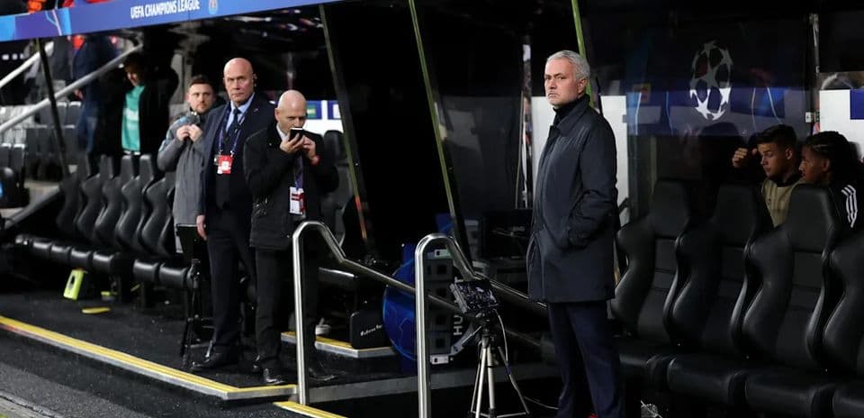 Entrenador observando desde el banquillo durante partido