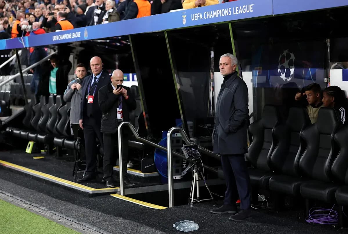 Entrenador observando desde el banquillo durante partido