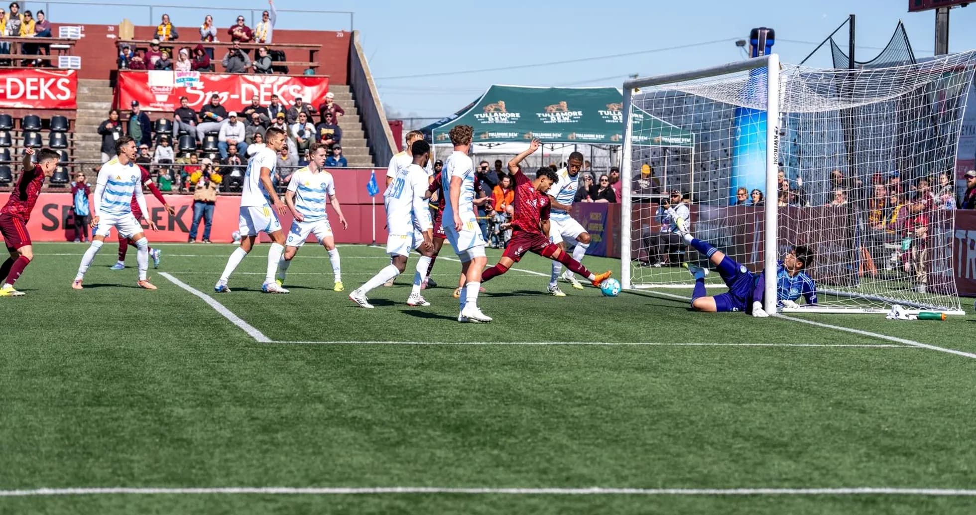 Jugador de JAX intenta anotar un gol