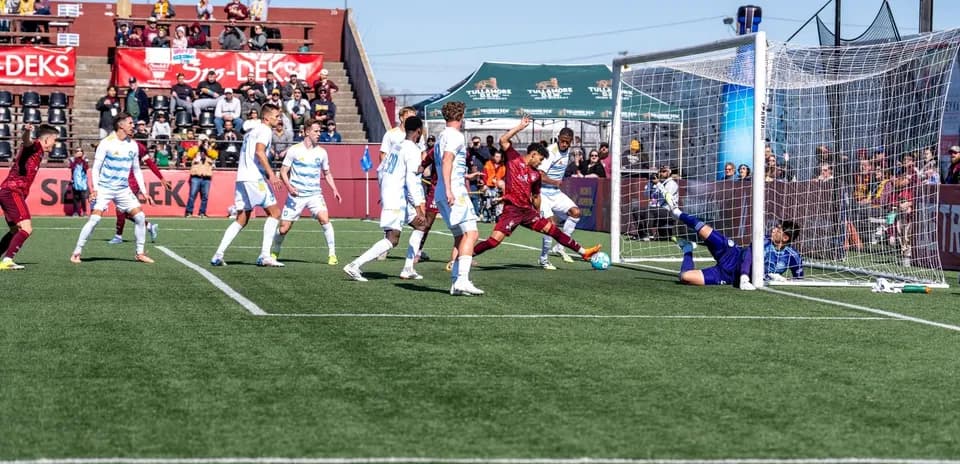 Jugador de JAX intenta anotar un gol