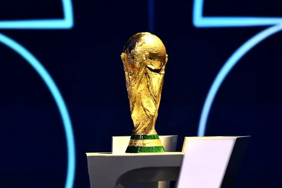 Trofeo de la Copa del Mundo sobre pedestal