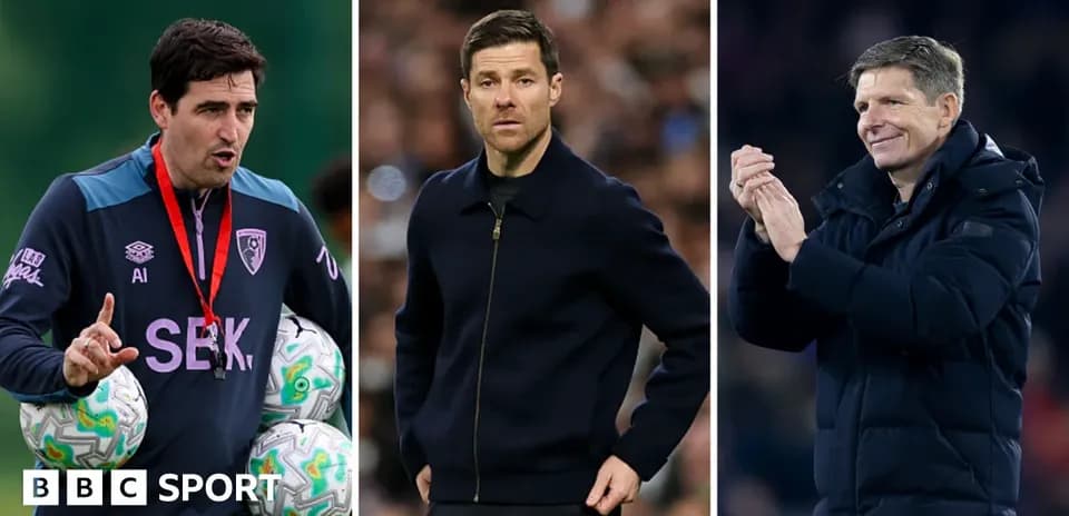 Tres entrenadores de fútbol en diferentes poses