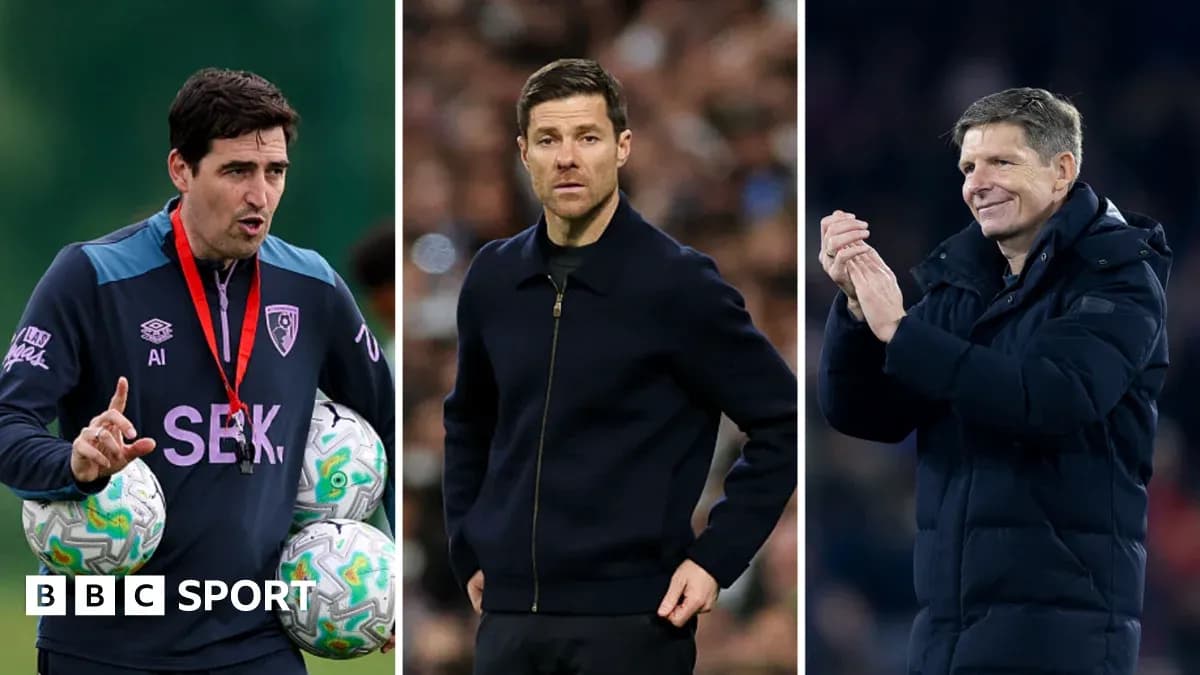 Tres entrenadores de fútbol en diferentes poses