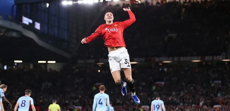 Jugador del Manchester United celebrando un gol en el estadio