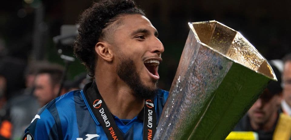 Jugador celebrando con trofeo en la mano