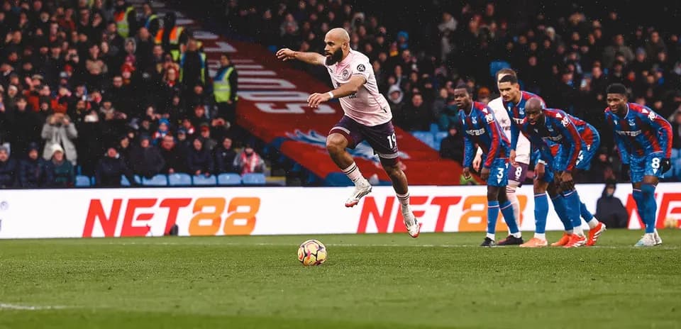 Jugador de Brentford en acción contra Crystal Palace