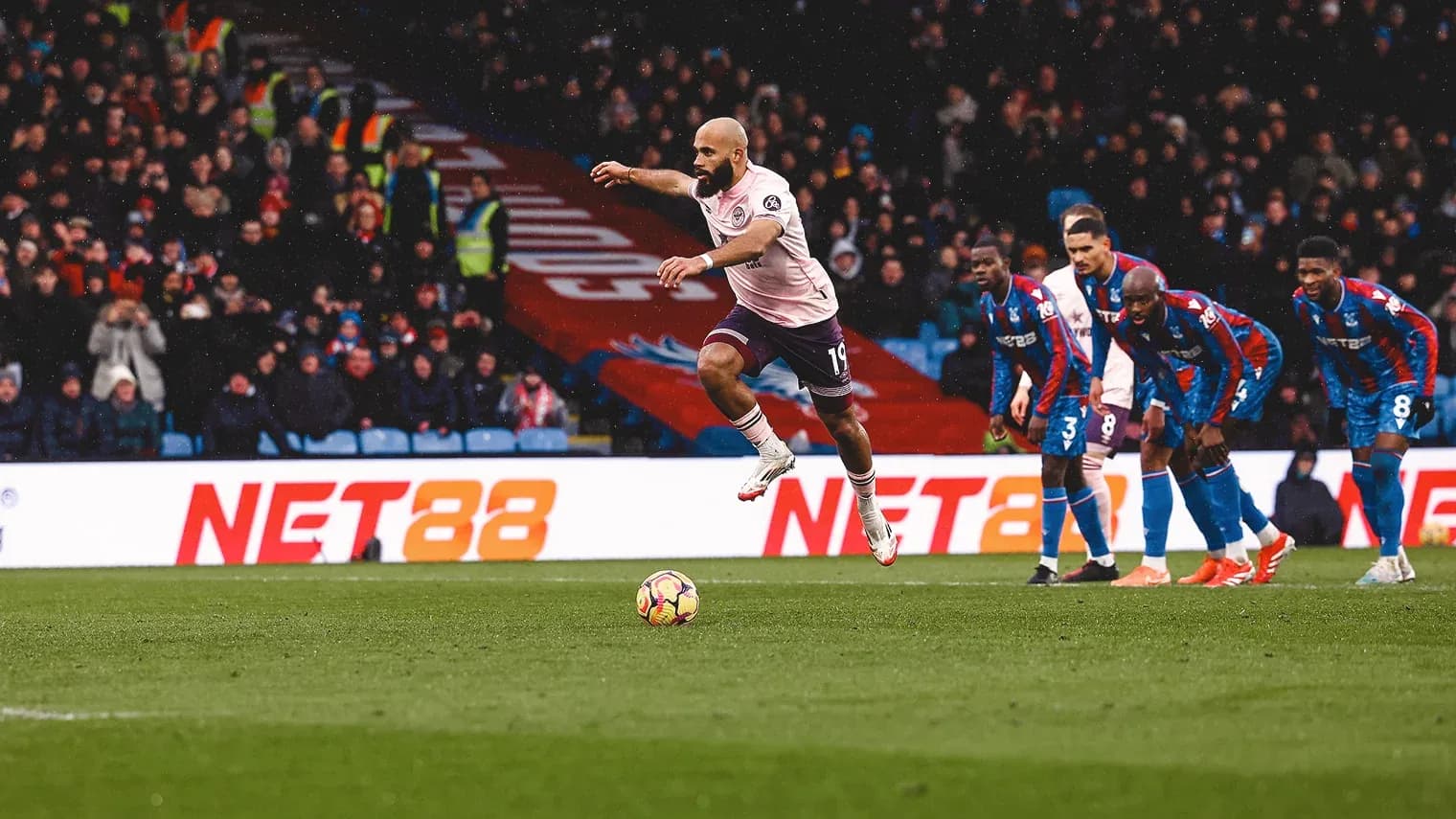Jugador de Brentford en acción contra Crystal Palace