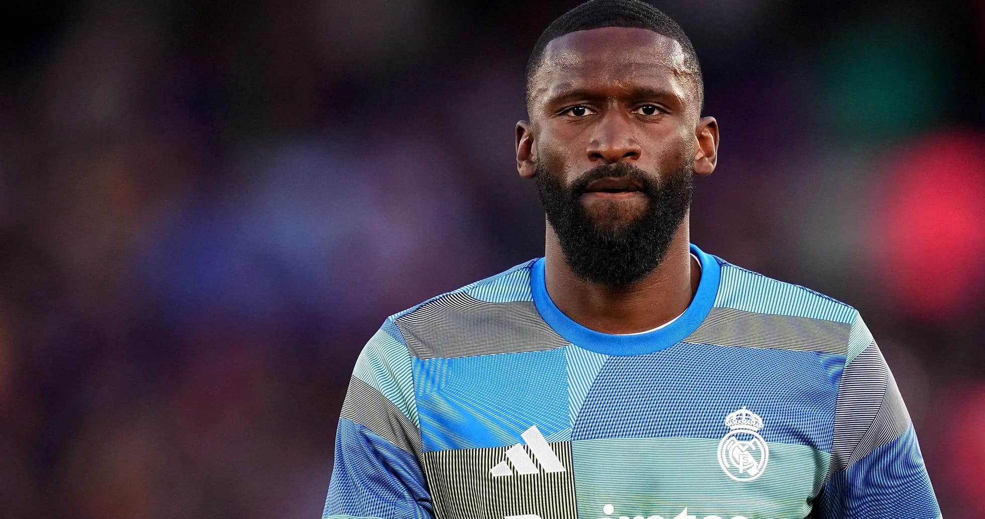 Jugador de Real Madrid en uniforme de calentamiento