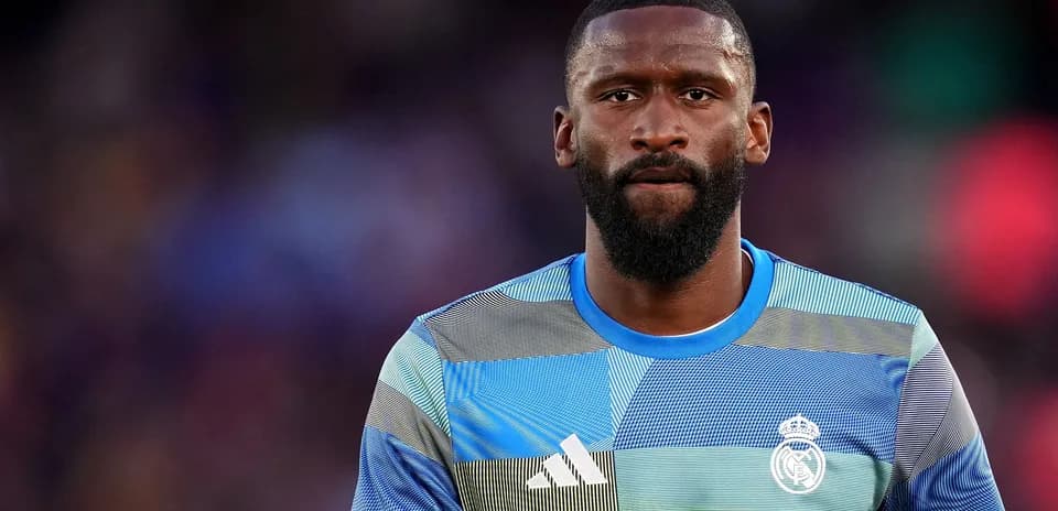 Jugador de Real Madrid en uniforme de calentamiento