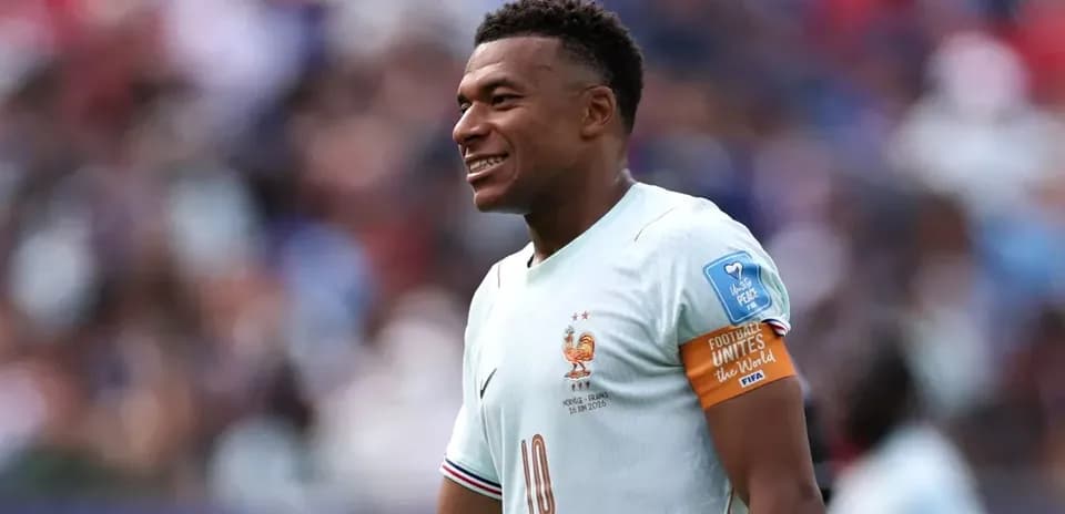 Jugador de Francia con camiseta clara en el campo