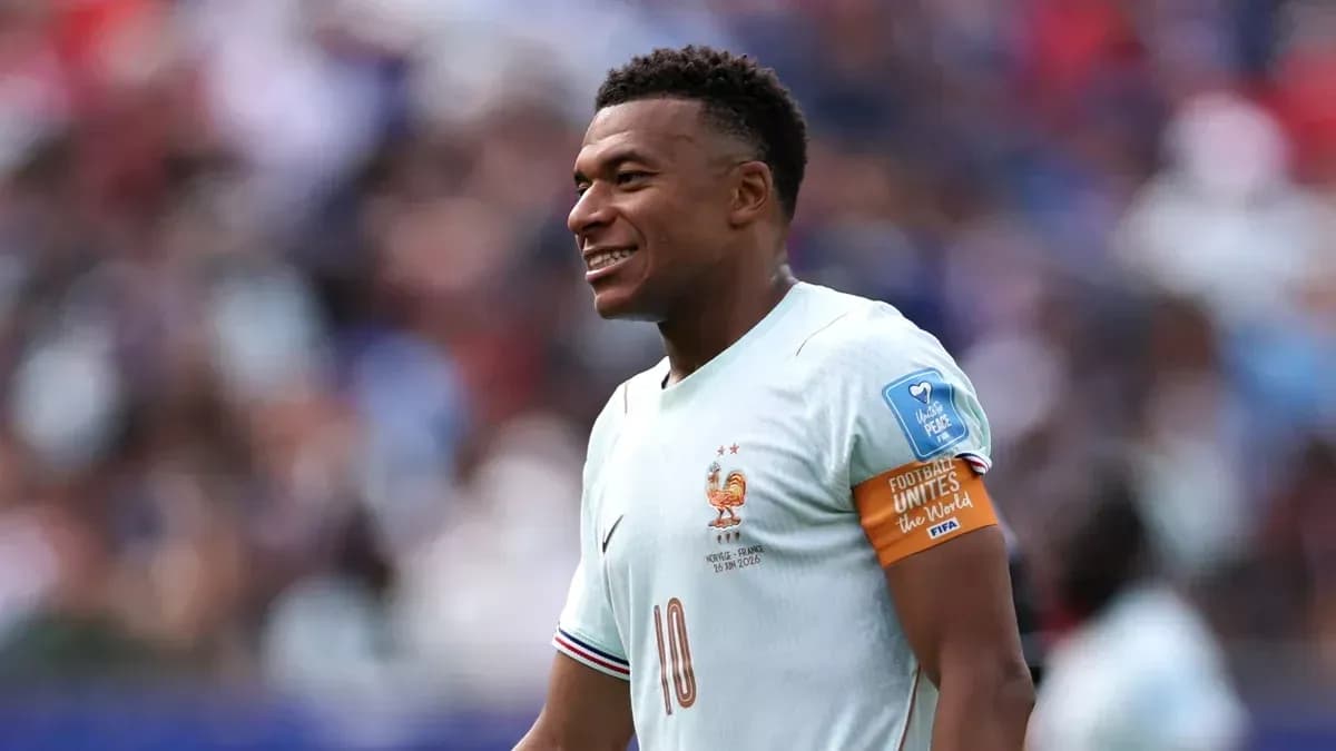 Jugador de Francia con camiseta clara en el campo