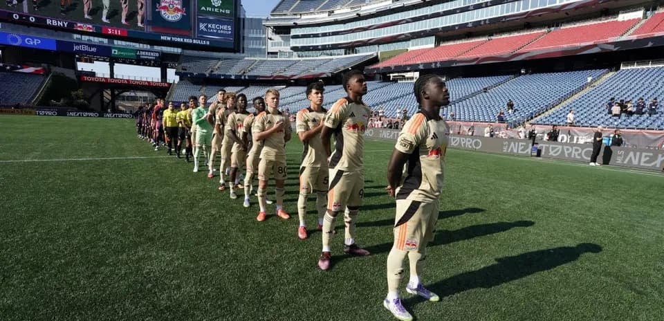 Jugadores de New York RB II alineados en el campo