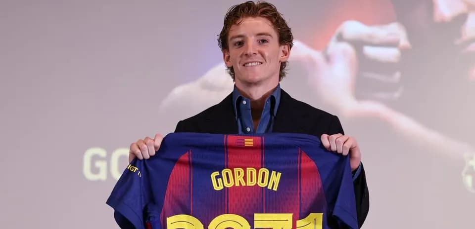 Jugador presenta camiseta del FC Barcelona en rueda de prensa