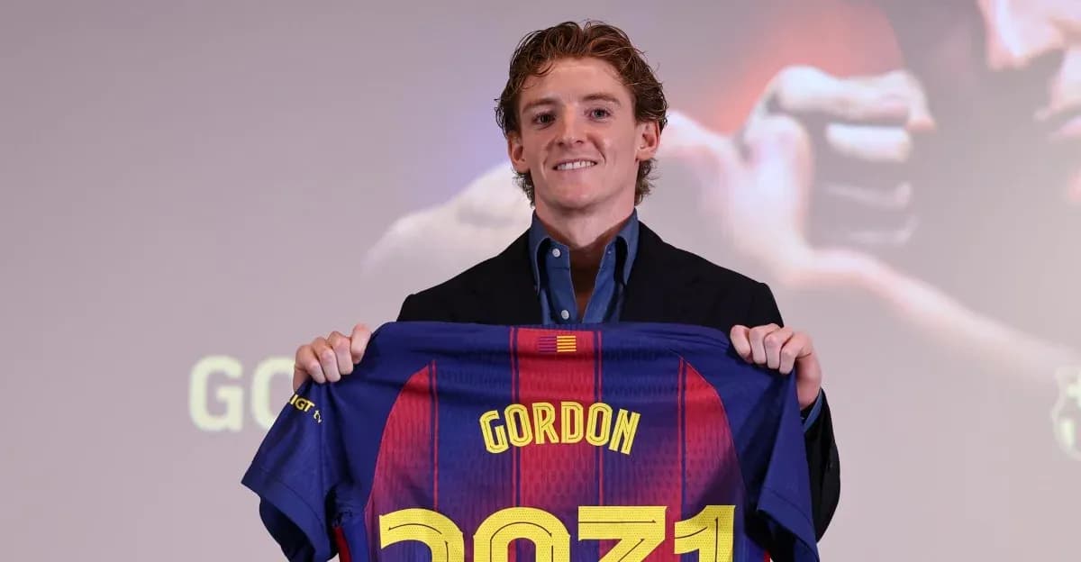 Jugador presenta camiseta del FC Barcelona en rueda de prensa