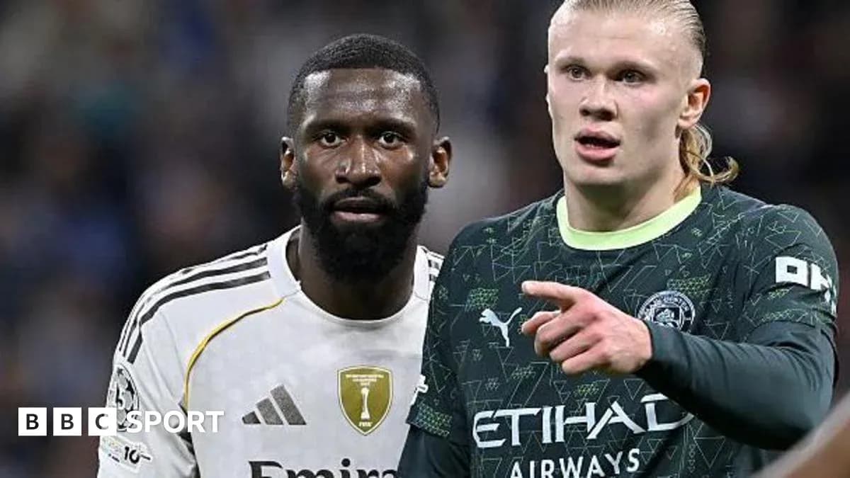 Dos jugadores en el campo durante un partido