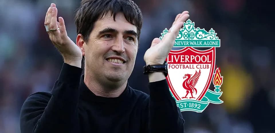 Entrenador aplaudiendo con logo de Liverpool de fondo