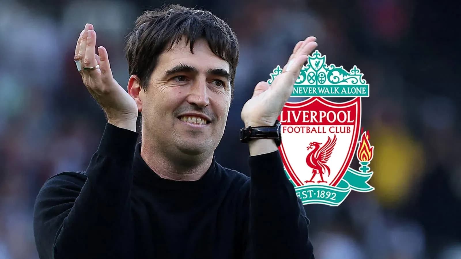 Entrenador aplaudiendo con logo de Liverpool de fondo