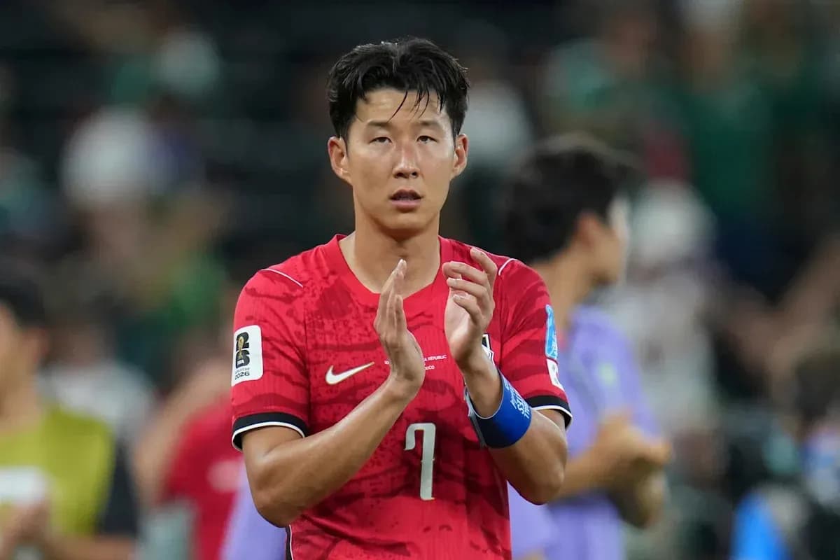 Jugador aplaudiendo en partido de fútbol